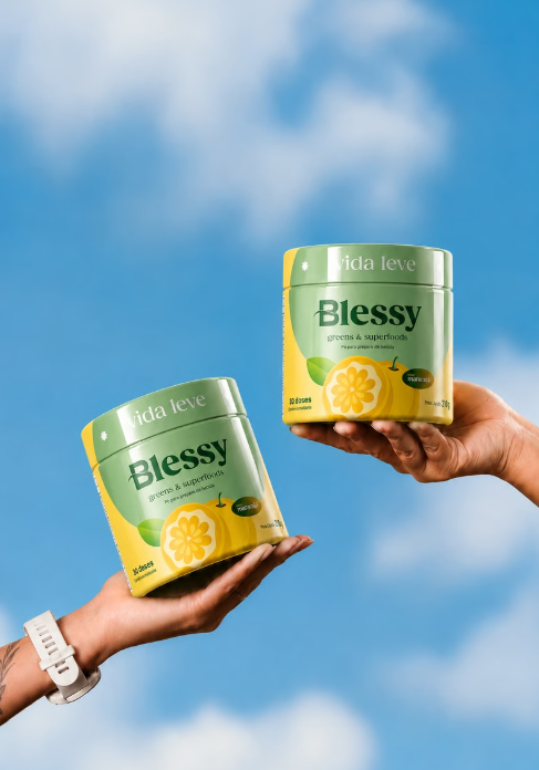 Blessy — dois potes de Blessy erguidos ao céu